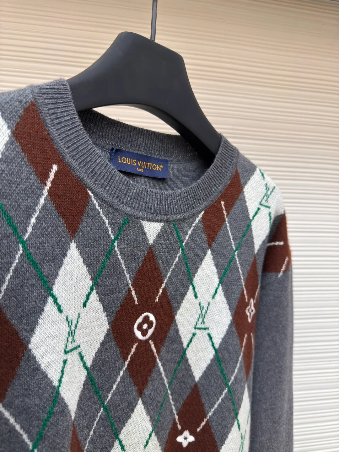 LOUIS VUITTON diamond check crew neck sweater ●Item number: 1680039-B10 ●Fabric: wool fabric ●Technology: knitting ●Version: fitted version ●Weight: about 690 grams ●Size: XS-S-M-L ●Description: The wool material is made of 48/2 fine count 50% Basulan worsted wool yarn, and is woven with a 3-color jacquard technique on a 14-gauge wool loom imported from Germany. The pattern is purely hand-drawn. It takes 290 minutes for a single piece. The fabric piece needs to be stitched and then dismantled and embroidered by hand. The embroidery uses a high-speed embroidery machine for positioning embroidery. The back is spliced with turtle back with Hassel thread, and it is customized with three-label washing. The overall wiring is straight and delicate, the fabric is comfortable and soft, and the color is consistent without color difference. It can be matched with the same style to create a fashionable look and control various occasions. Customized accessories, complete with three standards, same style for men and women!